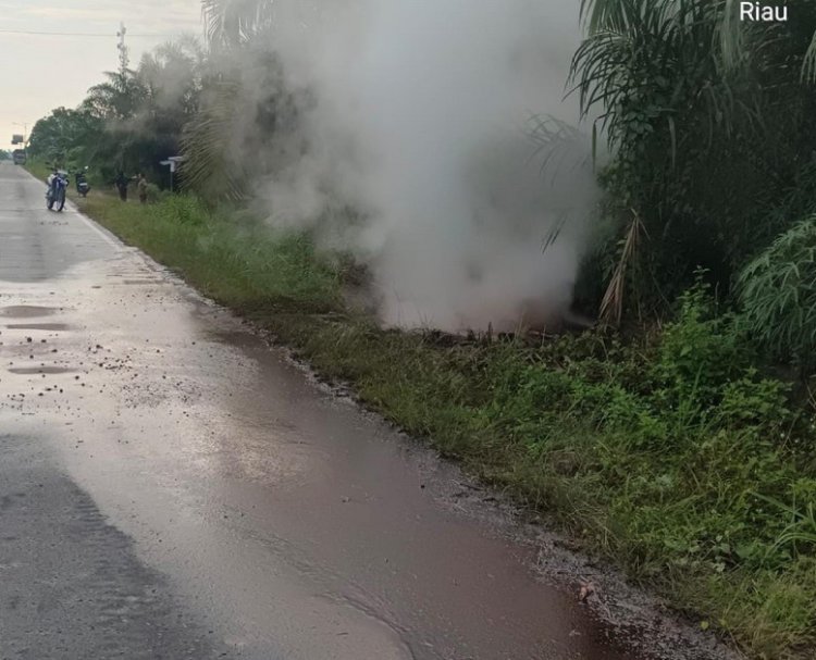 Diduga Alami Kebocoran, Pipa PT BSP Semburkan Minyak Dekat Permukiman Warga Kampung Mengkapan