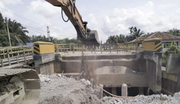 Jembatan Sei Sekayan Deras Inhu Diperbaiki, PUPR Riau Fokus Pemancangan Tiang Pancang