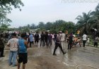 Blokade Jalan Menggala, Ratusan Warga Rohil Tuntut Perusahaan Peduli Terhadap Jalan Rusak Dan Debu Tebal
