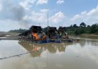 Peringatan Keras Bagi Pelaku PETI, Polsek Cerenti Bakar 10 Kapal Tambang Emas Ilegal Di Sungai Kuantan