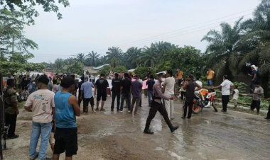 Blokade Jalan Menggala, Ratusan Warga Rohil Tuntut Perusahaan Peduli Terhadap Jalan Rusak Dan Debu Tebal