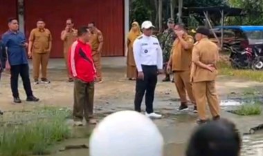 Tinjau Banjir Di Pangkalan Kuras, Bupati Zukri Tegur Camat Dan Instruksikan Gotong Royong Massal