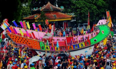 Ribuan Warga Padati Bagansiapiapi, Replika Tongkang Resmi Diarak Menuju Puncak Ritual