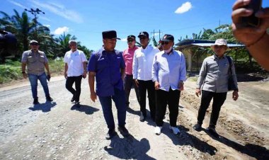 Jalanan Rohil Hancur Dilindas Truk Odol, Gubernur Riau Minta Perusahaan Bertanggung Jawab