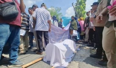 Tolak Putusan Kontroversial PN Bangkinang, Emak-emak Petani Sawit Bawa Keranda Jenazah Di Pengadilan Tinggi Riau