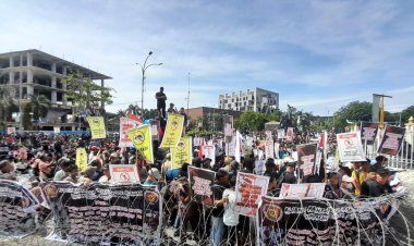 Tolak Relokasi Dari Kawasan TNTN, Ribuan Warga Pelalawan Kepung Kantor Gubernur Riau