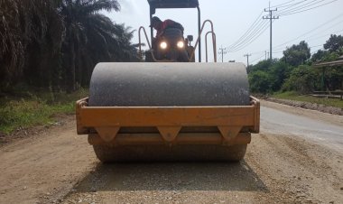 Perbaiki Akses Ekonomi AntarWilayah,  Pemprov Riau Aspal Jalan Cerenti - Air Molek Bulan Juli