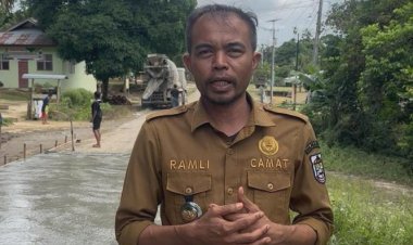 Gotong Royong Perbaikan Jalan Secara Swadaya, Warga Dan Camat Bandar Petalangan Kritik PT Serikat Putra yang Tak Responsif