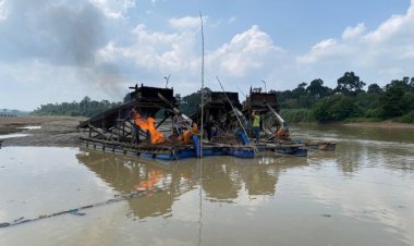 Peringatan Keras Bagi Pelaku PETI, Polsek Cerenti Bakar 10 Kapal Tambang Emas Ilegal Di Sungai Kuantan