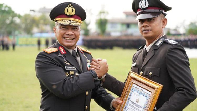 Tangkap Pencuri Sambil Bonceng Anak, Aksi Heroik Bripka Agus Budiadi Dapat Penghargaan Dari Polda Riau