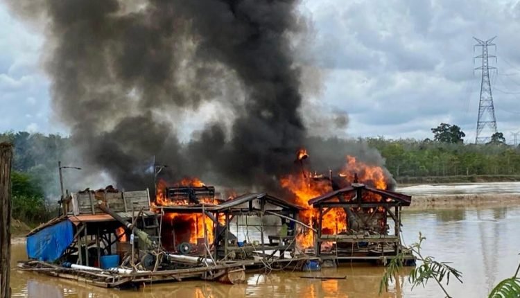 Razia PETI Di Tanah Bekali, Polsek Pangean Musnahkan Rakit Dan Mesin Dompeng