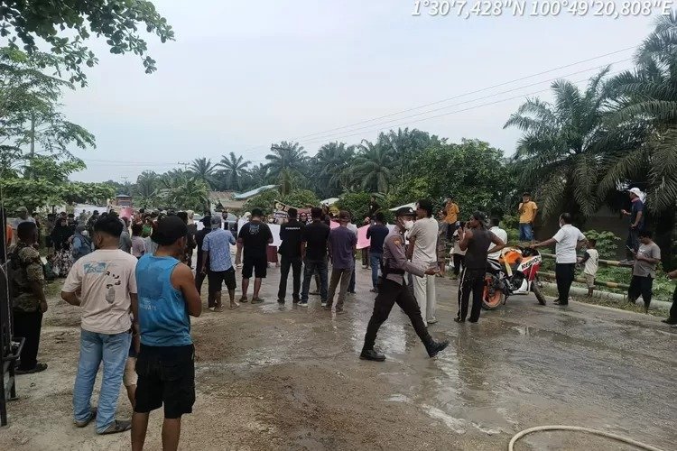 Blokade Jalan Menggala, Ratusan Warga Rohil Tuntut Perusahaan Peduli Terhadap Jalan Rusak Dan Debu Tebal