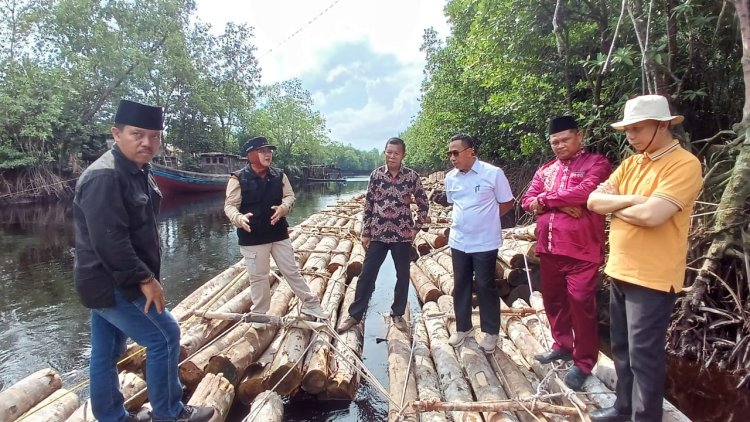 Blusukan Lingkungan Pertama, Bupati Siak Temukan Ratusan Kubik Kayu Mahang Tanpa Dokumen Di Tepian Sungai Apit
