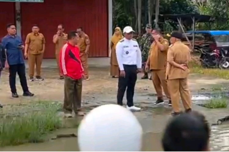 Tinjau Banjir Di Pangkalan Kuras, Bupati Zukri Tegur Camat Dan Instruksikan Gotong Royong Massal