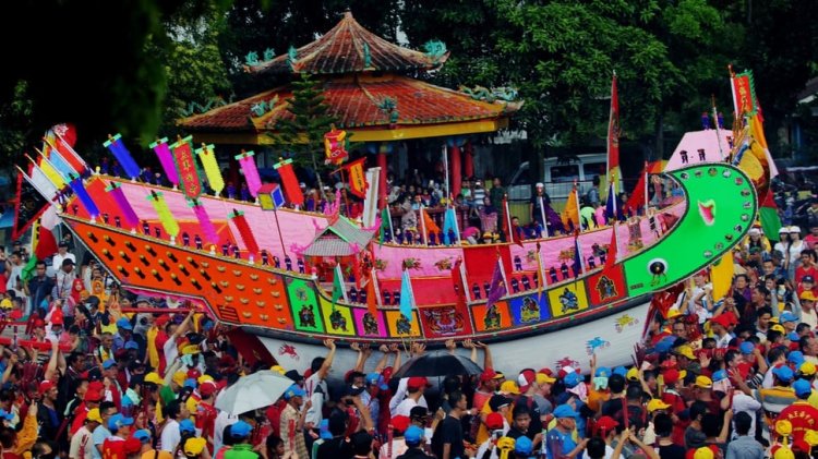 Ribuan Warga Padati Bagansiapiapi, Replika Tongkang Resmi Diarak Menuju Puncak Ritual