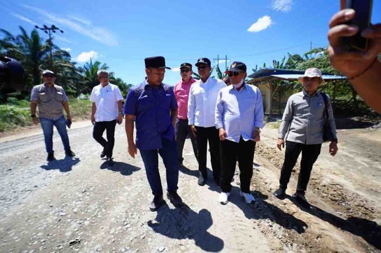 Jalanan Rohil Hancur Dilindas Truk Odol, Gubernur Riau Minta Perusahaan Bertanggung Jawab