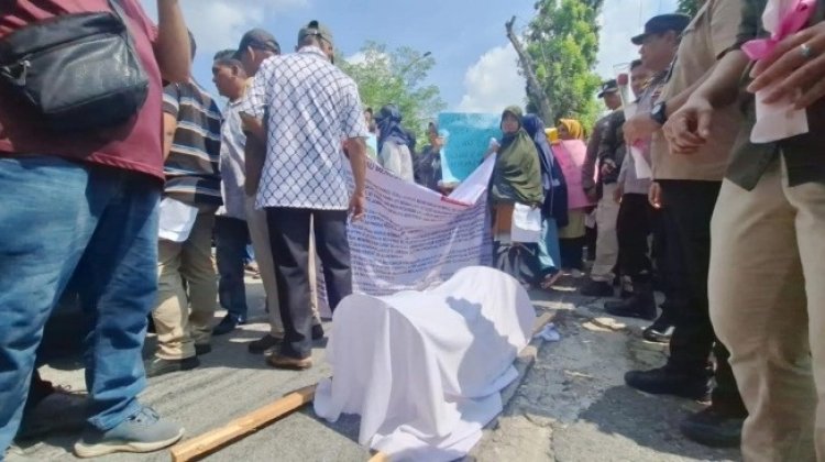 Tolak Putusan Kontroversial PN Bangkinang, Emak-emak Petani Sawit Bawa Keranda Jenazah Di Pengadilan Tinggi Riau
