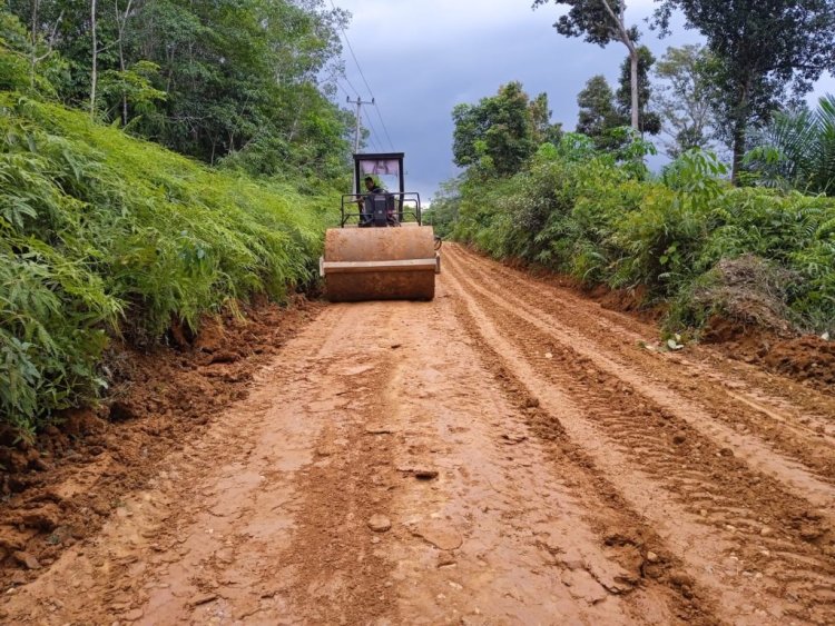 Gunakan Anggaran DBH Sawit, Pemkab Kuansing Mulai Aspal Jalan Inuman – Sp Kampar