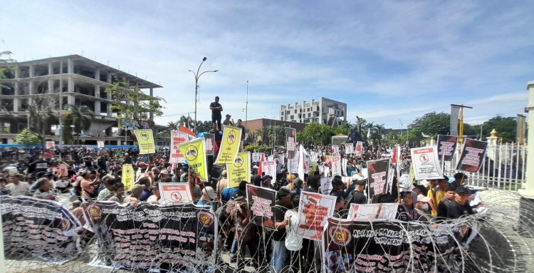 Tolak Relokasi Dari Kawasan TNTN, Ribuan Warga Pelalawan Kepung Kantor Gubernur Riau