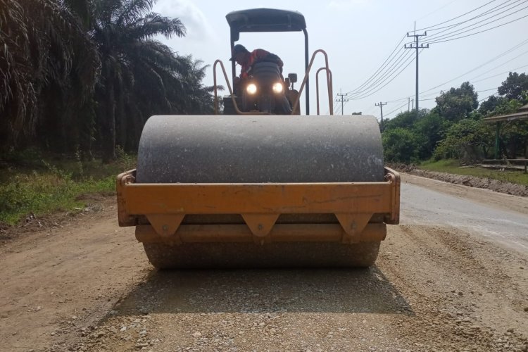 Perbaiki Akses Ekonomi AntarWilayah, Pemprov Riau Aspal Jalan Cerenti - Air Molek Bulan Juli