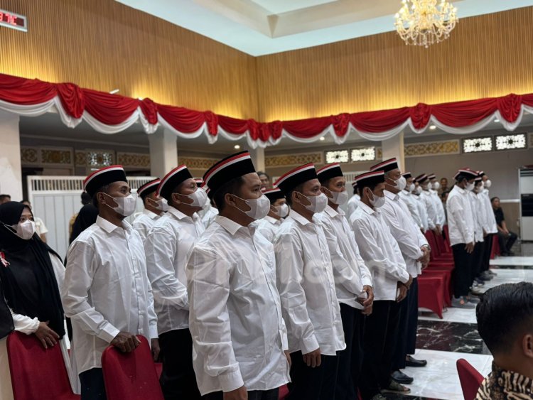 Cium Bendera Merah Putih Sebagai Simbol Kembali Ke Pelukan Ibu Pertiwi, 34 Eks Simpatisan Ansor Daulah Riau Nyatakan Setia Ke NKRI
