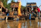 Tak Ada Ampun Untuk PETI, Polsek Cerenti Bakar Ditempat 10 Dompeng Rakit Di Sungai Kuantan