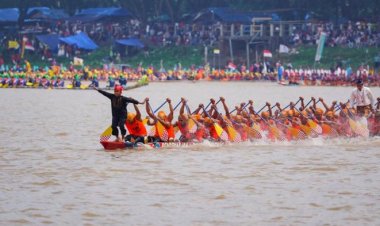 Aksi Penari Cilik Di Ujung Sampan Pacu Jalur Kembali Viral, Pemprov Riau Apresiasi Karena Berdampak Positif Ke Pariwisata