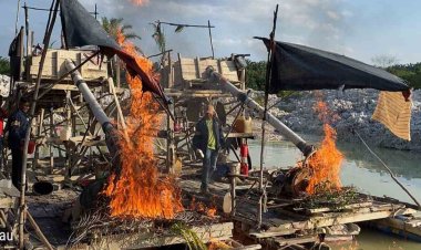 Pesan Tegas Untuk Pelaku Tambang Ilegal, Polsek Singingi Hilir Bakar Dua Rakit PETI Di Desa Petai