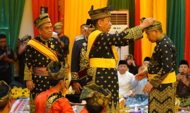 LAMR Nobatkan Datuk Seri Setia Amanah Kepada Gubernur Riau Abdul Wahid
