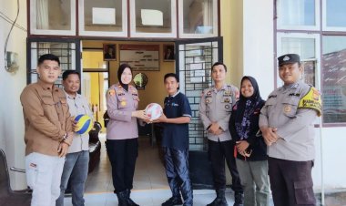Dorong Semangat Generasi Muda, Polres Kampar Serahkan Bantuan Sarana Olahraga Di Desa Ranah Singkuang