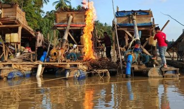 Tak Ada Ampun Untuk PETI, Polsek Cerenti Bakar Ditempat 10 Dompeng Rakit Di Sungai Kuantan