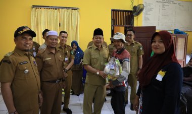 Terdampak Bencana Angin Puting Beliung, Wabup Rokan Hulu Salurkan Bantuan Sembako Di Kepenuhan
