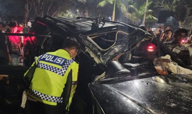 Dikemudikan Pelajar Asal Siak, Mobil Pajero Tabrak Tiang Rambu Batas Kecepatan Di Jalan Sudirman Pekanbaru