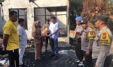 Sambangi Warga Korban Kebakaran, Polsek Rengat Barat Salurkan Bantuan Sembako Di Desa Kota Lama