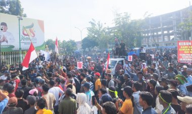 Tolak Relokasi Dari Kawasan TNTN, Ribuan Massa Kembali Geruduk Kantor Gubernur Riau Jilid II