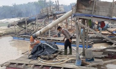 Bongkar Tambang Emas Ilegal Di Kuansing, Polda Riau Musnahkan 32 Rakit Alat Dompeng
