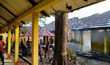 Kebakaran Hebat Landa SMKN 1 Teluk Kuantan, Sejumlah Ruang Kelas Dan Kantin Sekolah Hangus Terbakar