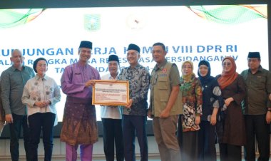 Kunjungan Kerja Ke Provinsi Riau, Komisi VIII DPR RI Serahkan Bantuan Sosial Dan Penanganan Karhutla