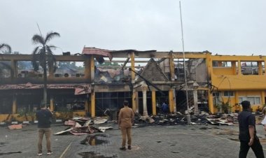 Pelayanan Tatap Muka Dihentikan Sementara, Kadisnakertrans Riau Tinjau Kantor Yang Hangus Terbakar