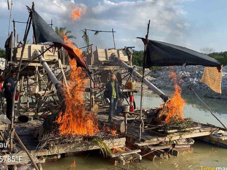 Pesan Tegas Untuk Pelaku Tambang Ilegal, Polsek Singingi Hilir Bakar Dua Rakit PETI Di Desa Petai