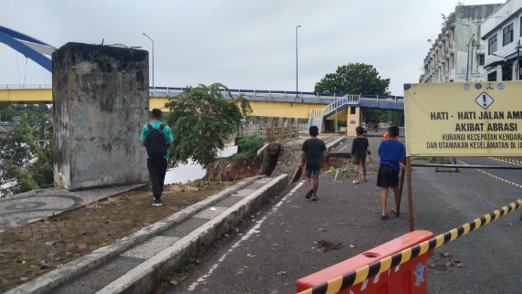 Jalan Jenderal Sudirman Dan Jembatan Trio Amanah Di Rengat, Terancam Abrasi Sungai Indragiri