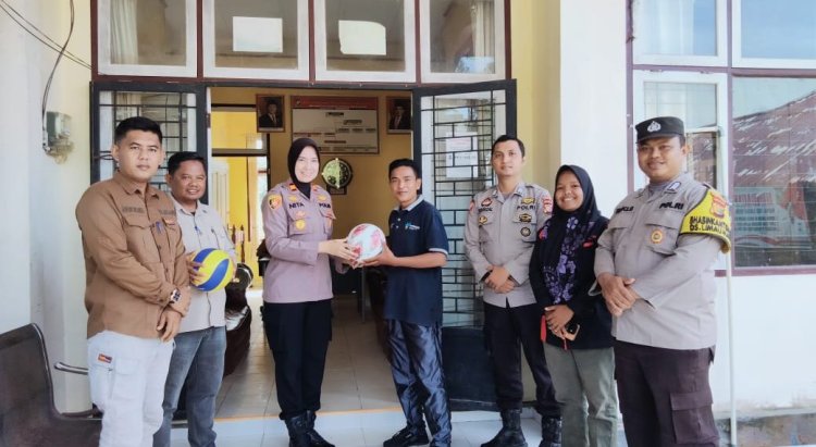 Dorong Semangat Generasi Muda, Polres Kampar Serahkan Bantuan Sarana Olahraga Di Desa Ranah Singkuang
