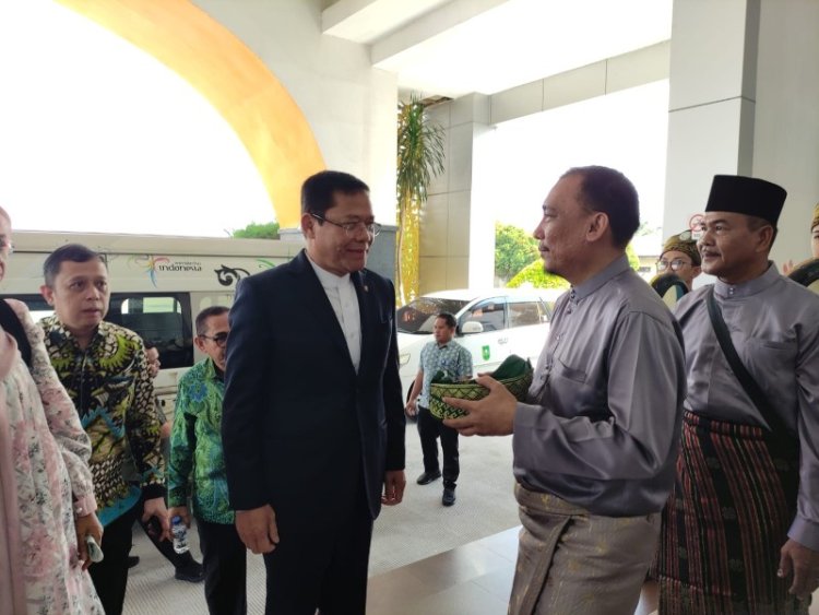 Sambut Kedatangan Plt Ketum DPP PPP H. Mardiono Penuh Nuansa Melayu, DPW PPP Riau Pasangkan Tanjak Diiringi Musik Kompang