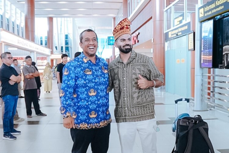Festival Pacu Jalur Kuansing Jadi Panggung Dunia, Dinas Pariwisata Riau Sambut Hangat Kedatangan Youtuber Joe Hattab