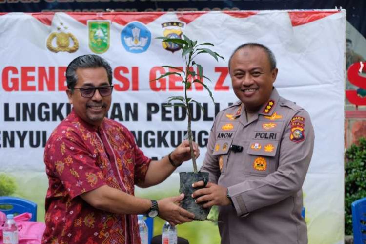 Tumbuhkan Generasi Cinta Lingkungan, Polda Riau Gencarkan Program "Green Policing" Lewat Aksi Tanam Pohon Di Sekolah