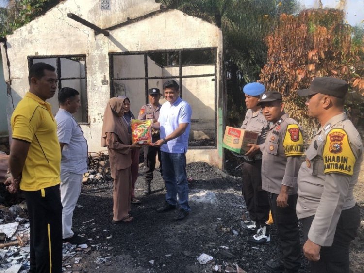 Sambangi Warga Korban Kebakaran, Polsek Rengat Barat Salurkan Bantuan Sembako Di Desa Kota Lama