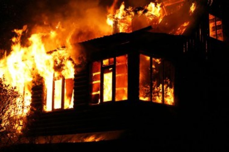 Cegah Api Meluas, Damkar Rohil Gerak Cepat Padamkan Tiga Rumah Warga Di Bagansiapiapi