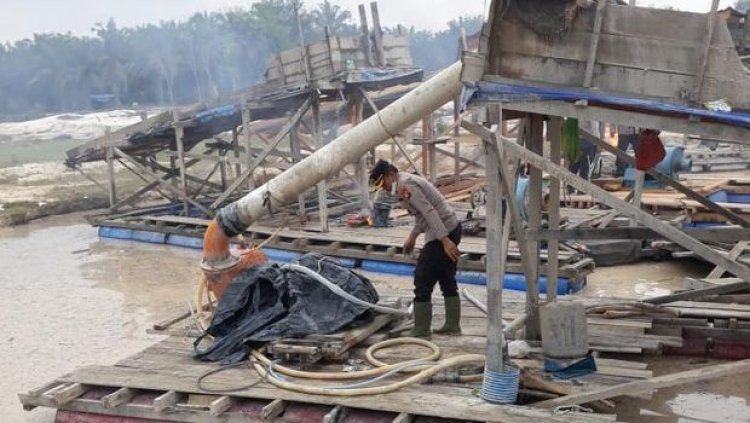 Bongkar Tambang Emas Ilegal Di Kuansing, Polda Riau Musnahkan 32 Rakit Alat Dompeng