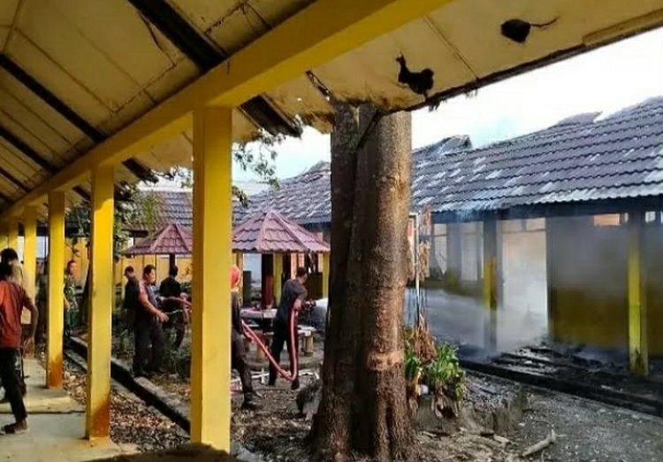 Kebakaran Hebat Landa SMKN 1 Teluk Kuantan, Sejumlah Ruang Kelas Dan Kantin Sekolah Hangus Terbakar