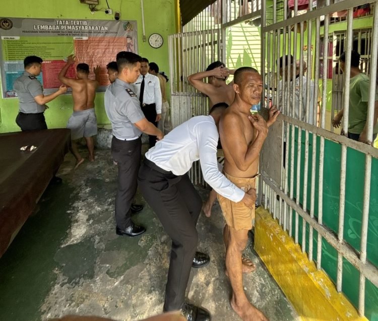 Cegah Peredaran Barang Terlarang Masuk Kamar Hunian, Lapas Kelas IIA Pekanbaru Gelar Razia Rutin